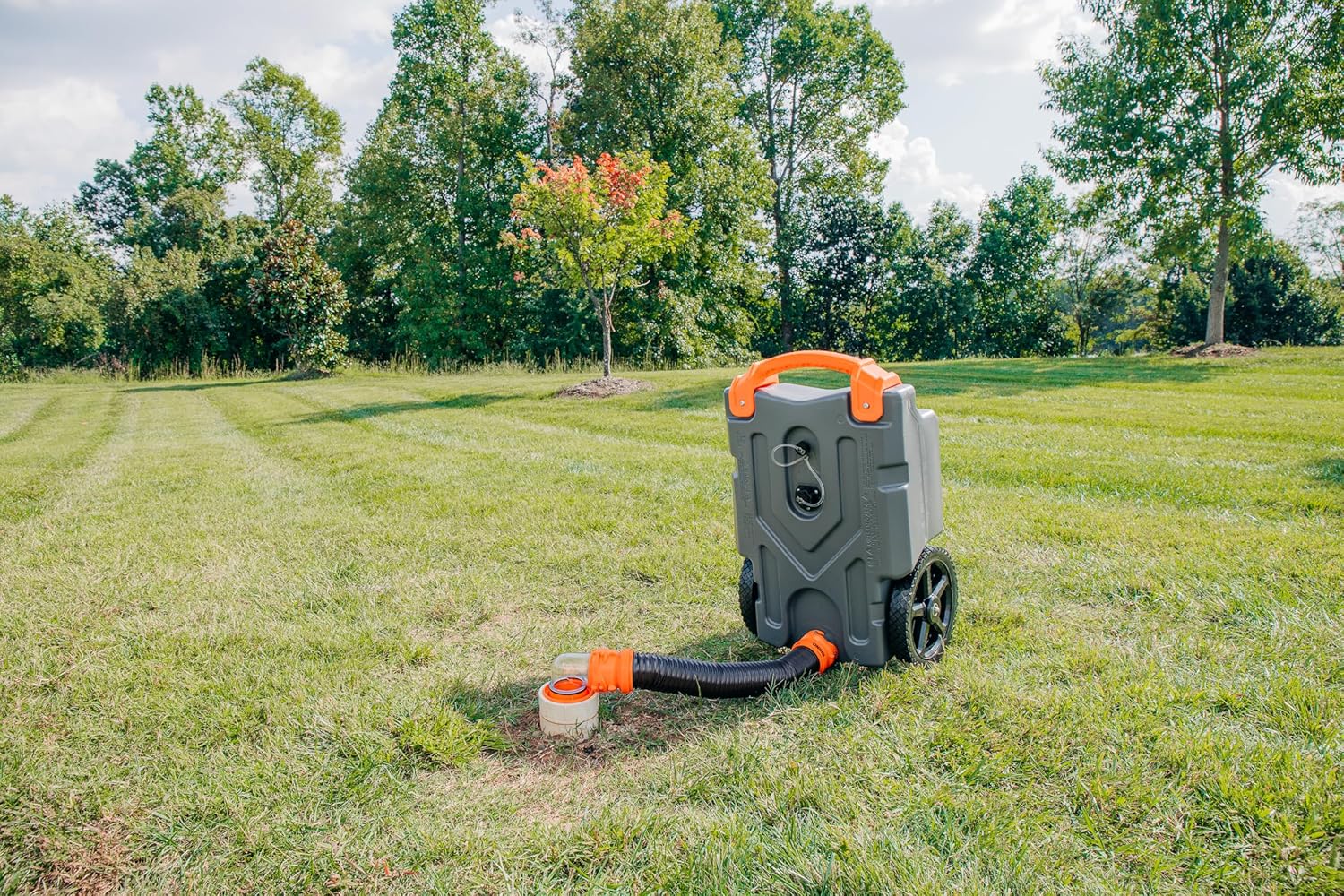 28-gallon portable camping vehicle/rv travel tank | Equipped with 2 controllable non-flat-front wheels and built-in valve | Includes detachable 24-inch tow bar, 3-foot sewage hose and other RV accessories