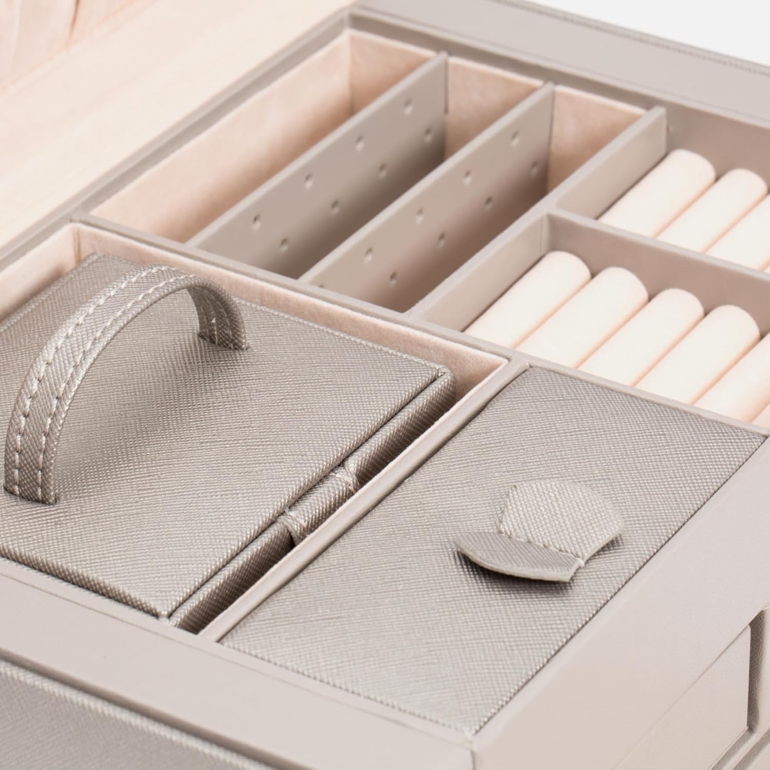 Medium-sized jewelry box, made of tin - 28 compartments, 10 spaces for storing rings, 20 slots for ear piercings + 10 compartments for storing necklaces - Includes a handbag