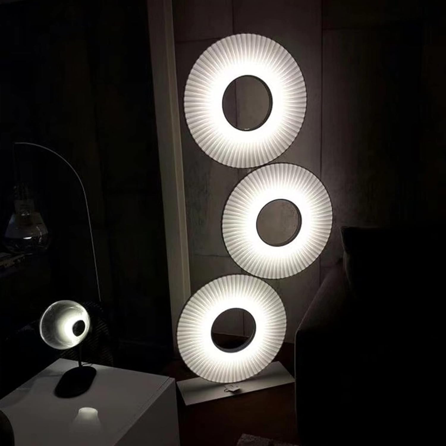 Minimalist art circle living room decorative floor lamp, warm white adjustable LED lamp, with shadow effect creating an atmosphere, acrylic material, indoor lamp